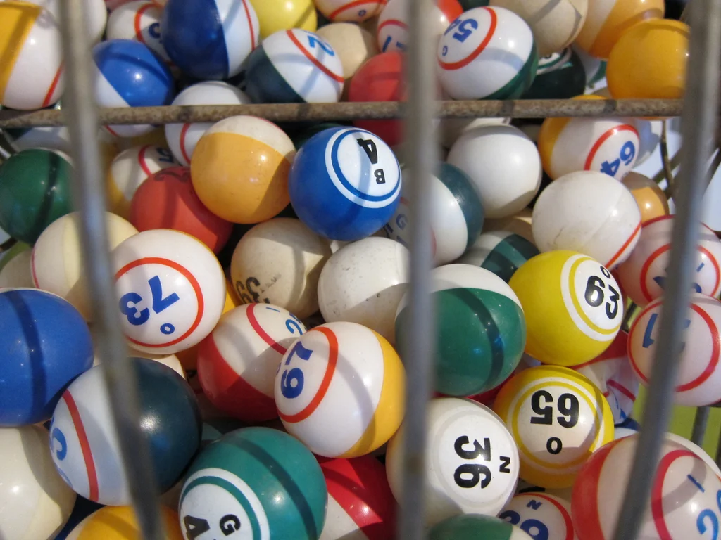 Globo tradicional com bolas numeradas de bingo